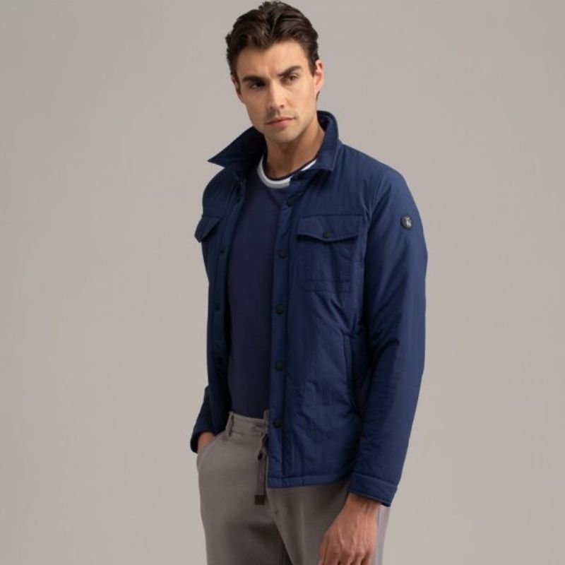 Ragazzo con giubbotto stile camicia imbottito 100gr, maglietta blu e pantaloni sportivi